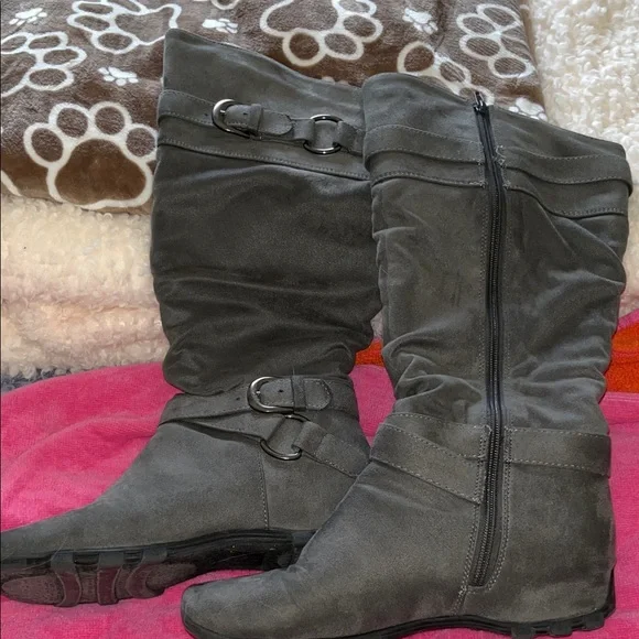 Stylish Gray Women's Boots - Picture 5 of 10